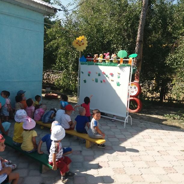 "Күнді іздеген достар" саусақ театры